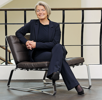 Danielle Melis op bank