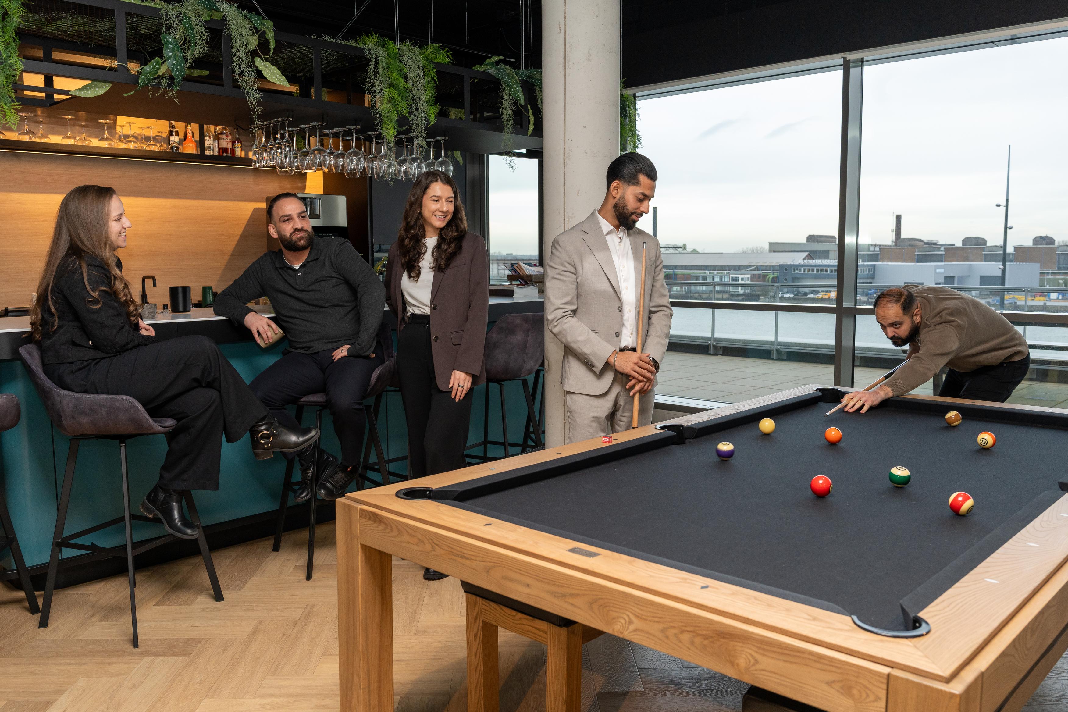 Medewerkers van Bakker Accountants spelen Pool