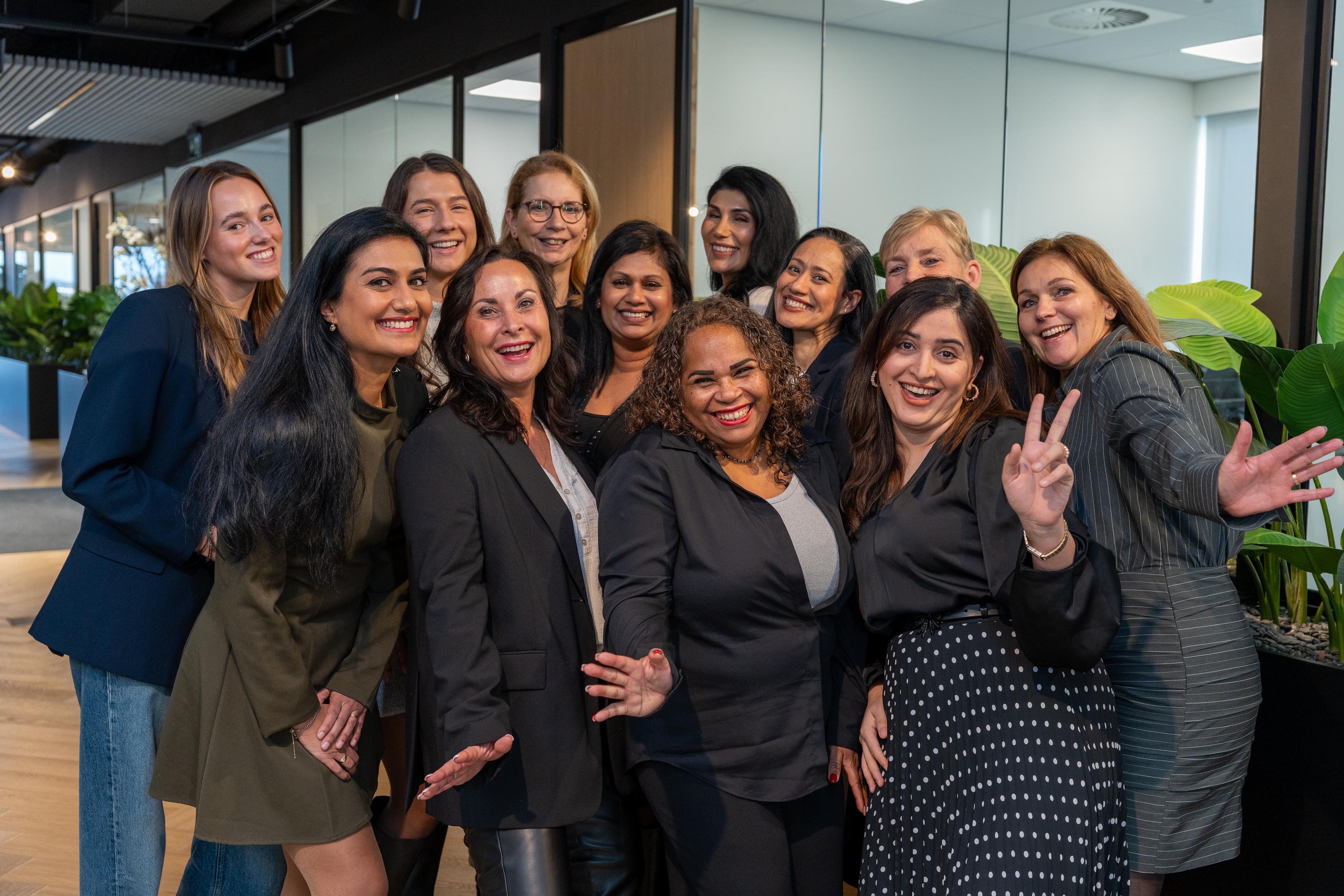 Vrolijke groepsfoto Bakker Accountants