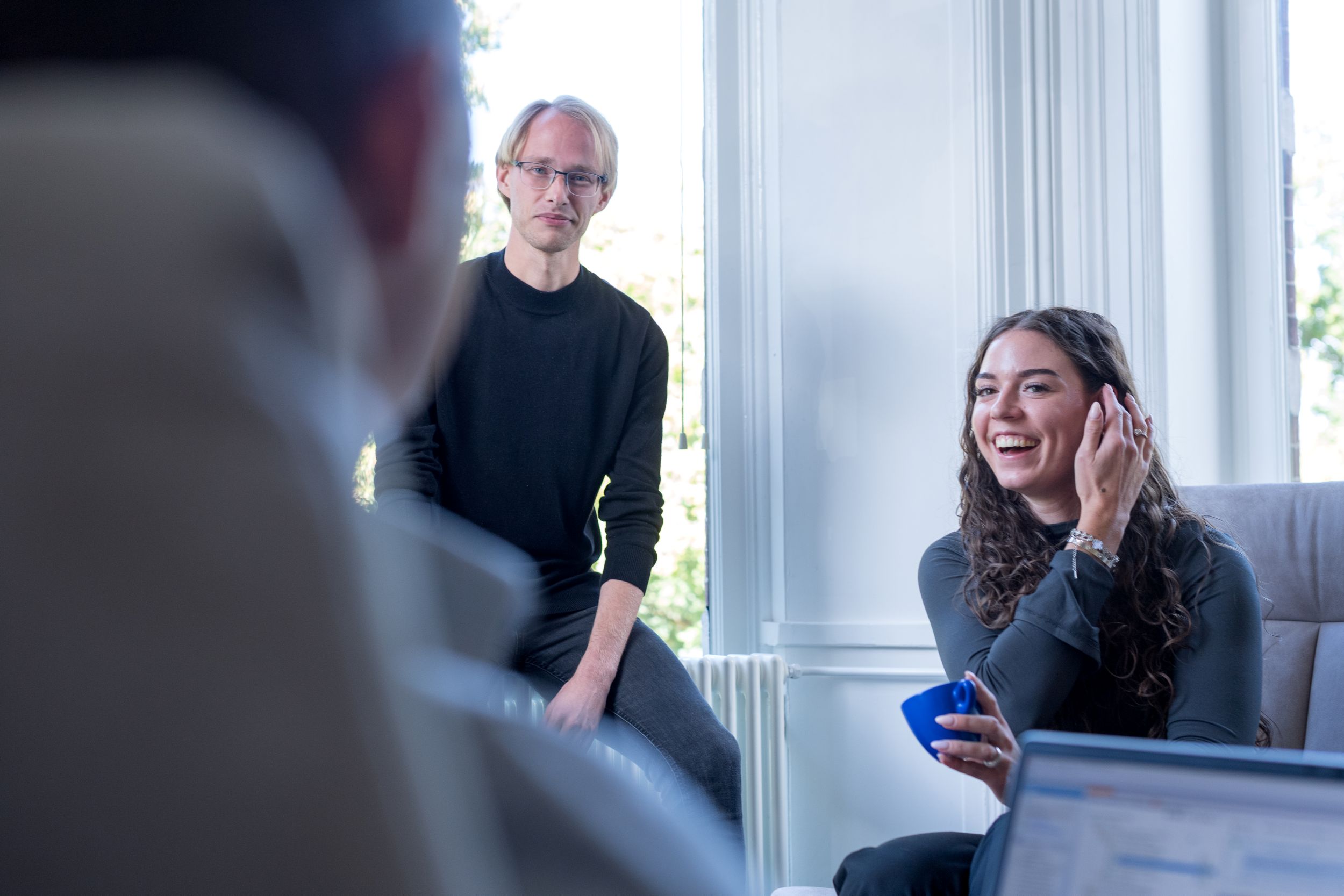 Stagiair met collega's in gesprek bij Brouwers