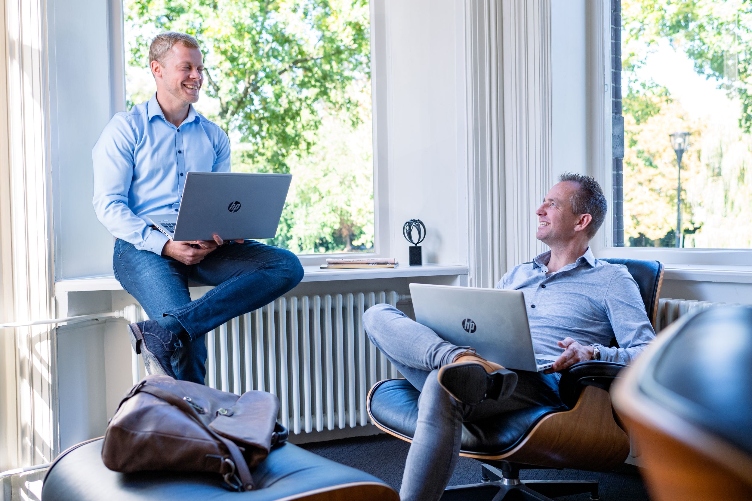 Mannen in overleg bij Brouwers