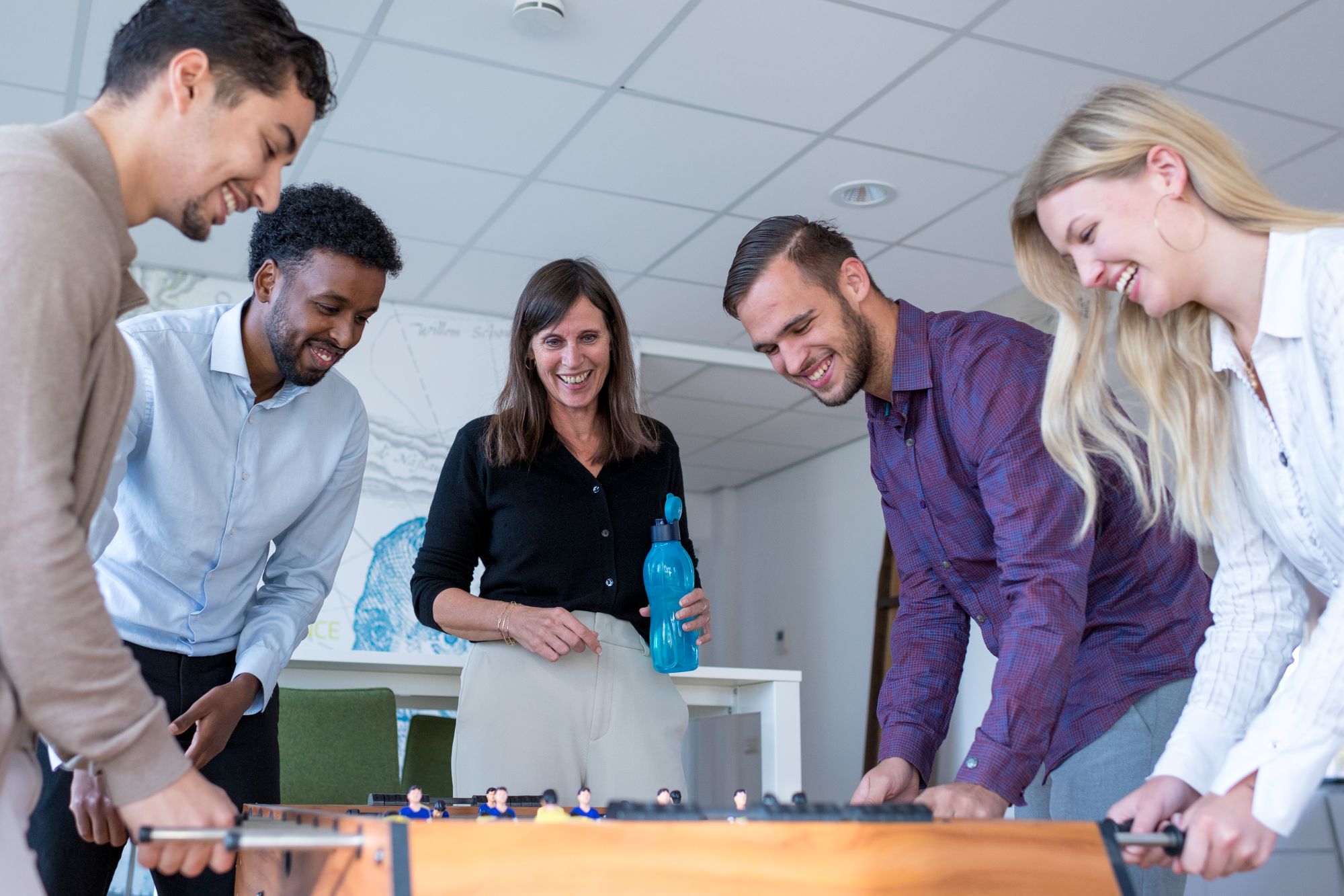 Collega's spelen tafelvoetbal