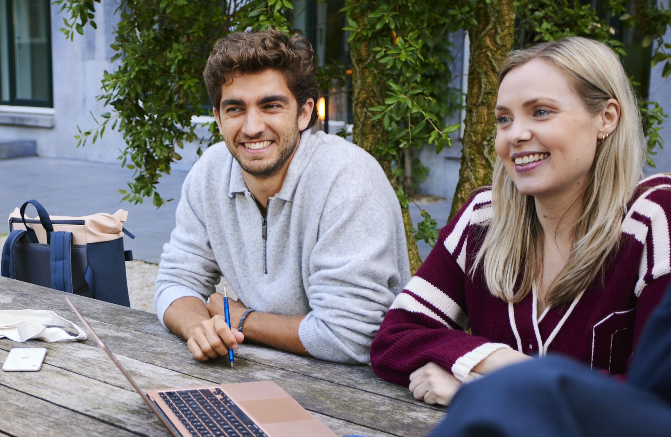 Studenten aan de Picknick tafel
