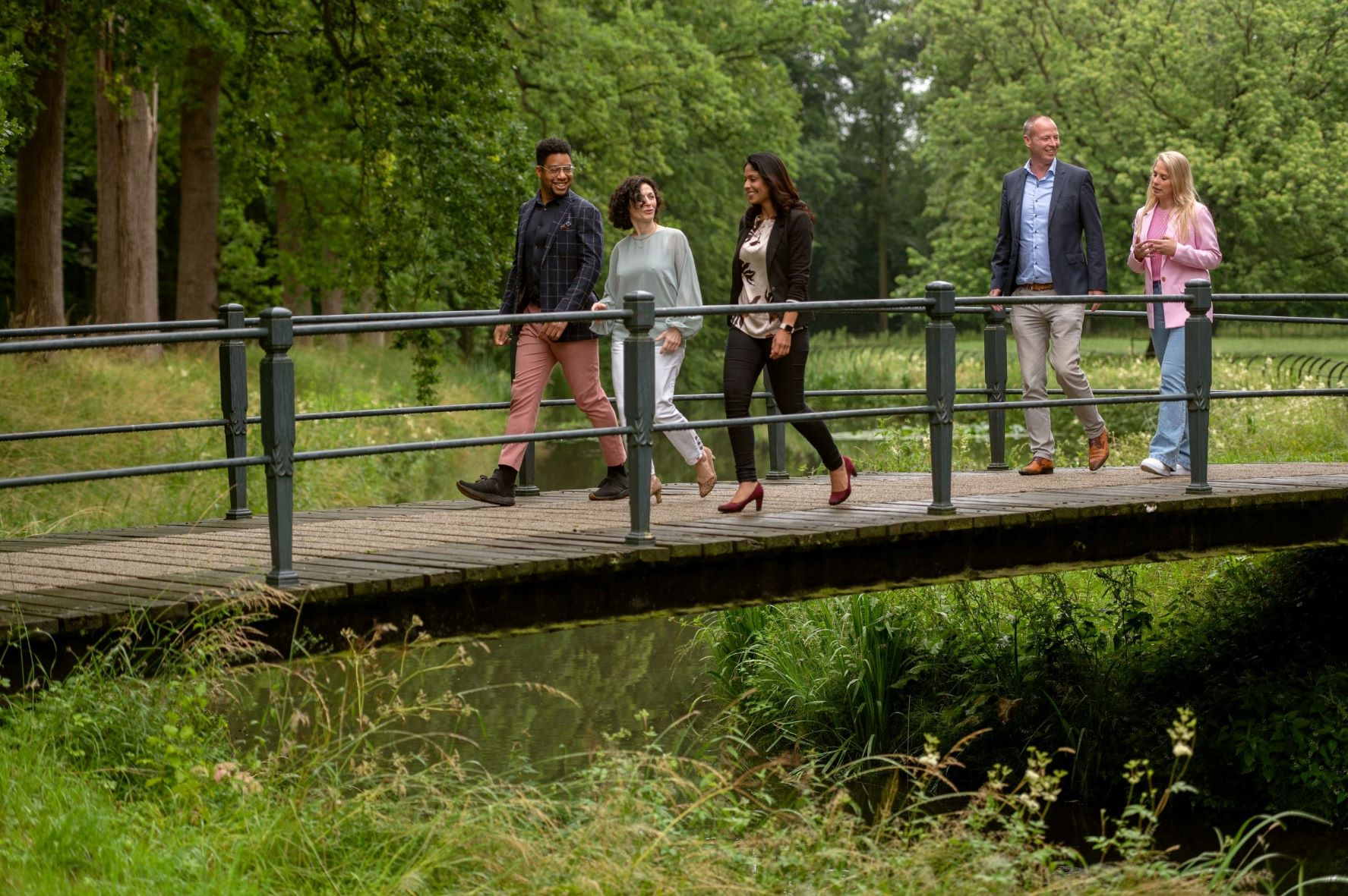 Foundations of Management2a FMA studenten wandelen over brug