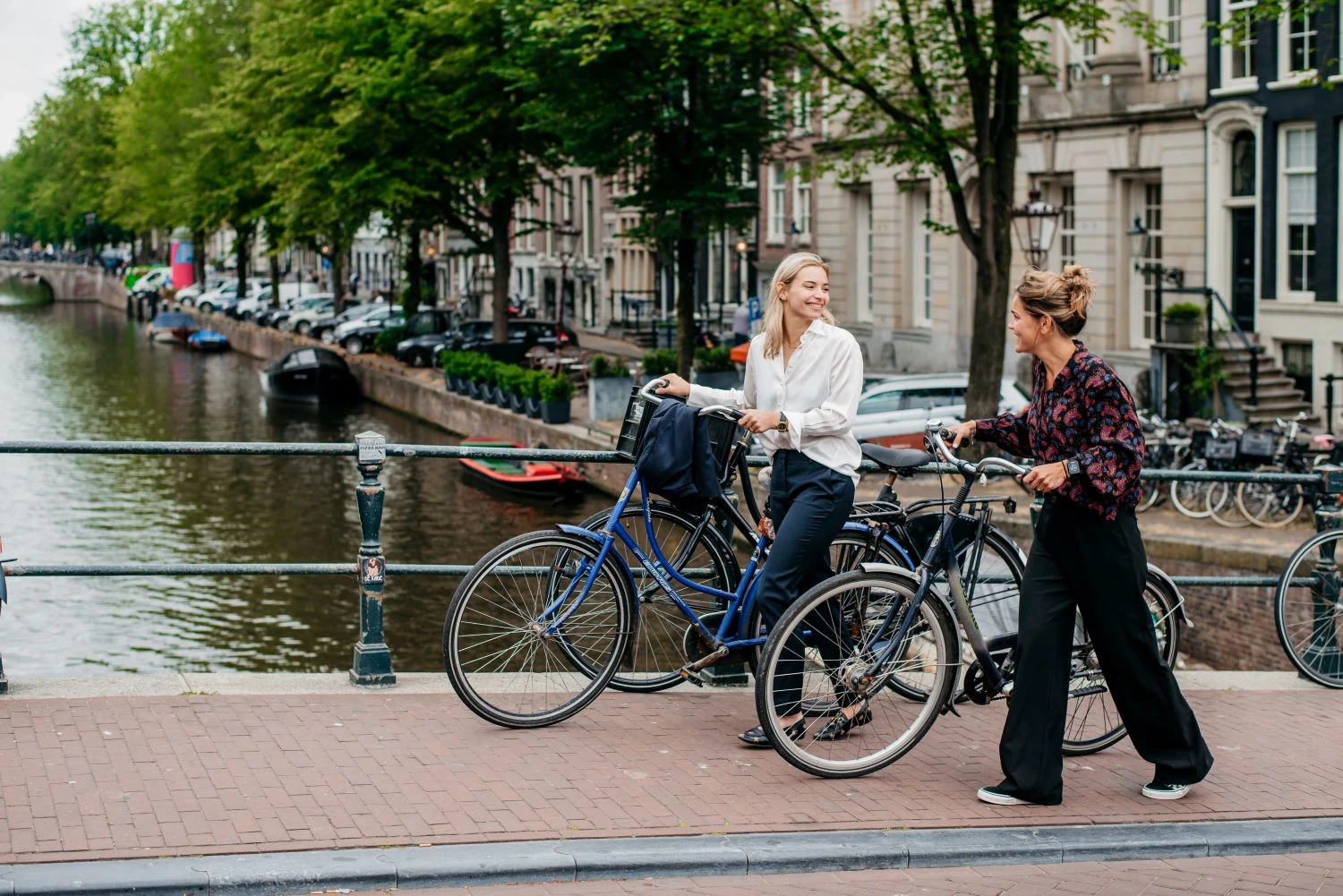 Studenten met fietsen
