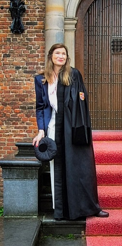 Annemieke Roobeek in front of the castle