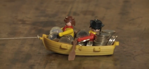 Playmobil piraten in een roeibootje met euro's