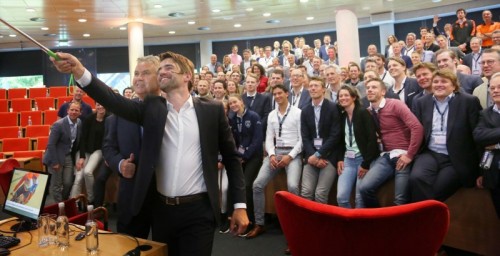 Guus Hiddink neemt een selfie in de Pfizer zaal