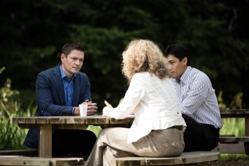 Studenten drinken koffie rond een picknick tafel
