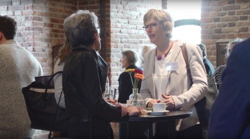 Deelnemers kletsen in het arsenaal