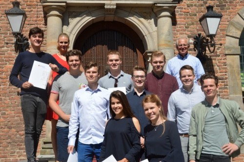 Leerlingen Broklede voor het kasteel met hun certificaat