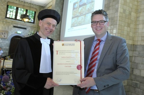 Daniël Feenstra neemt zijn diploma in ontvangst