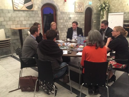 Overleg aan een ronde tafel in het Koesthuis
