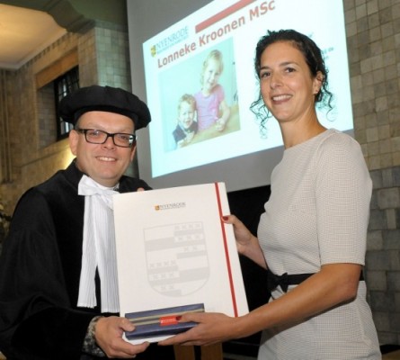 Lonneke Kroonen ontvangt haar diploma