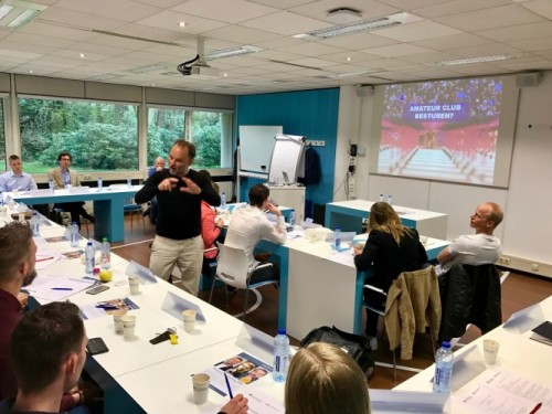 Deelnemers collegereeks sportbestuurders in de klas