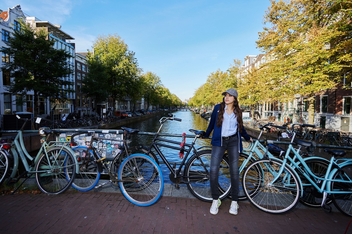Nyenrode student standing in front of Amsterdam canal