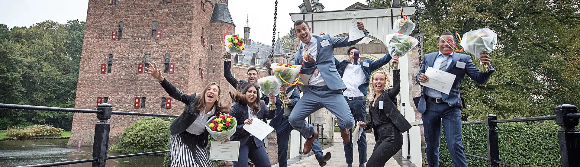 Springende guys op brug - Nyenrode