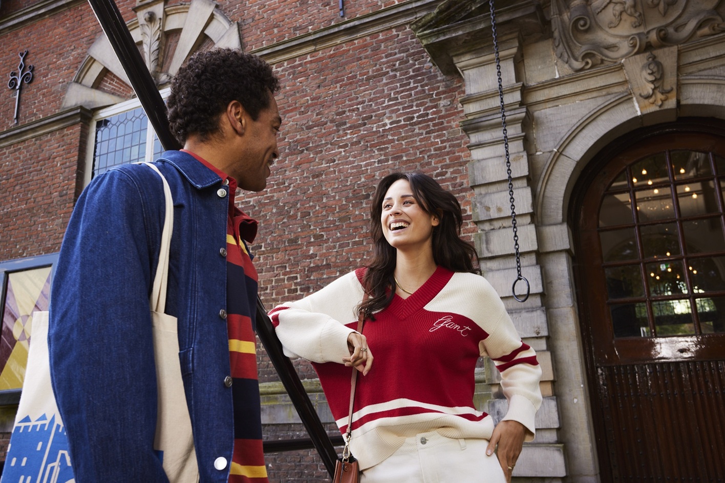 Master students in front of Nyenrode castle
