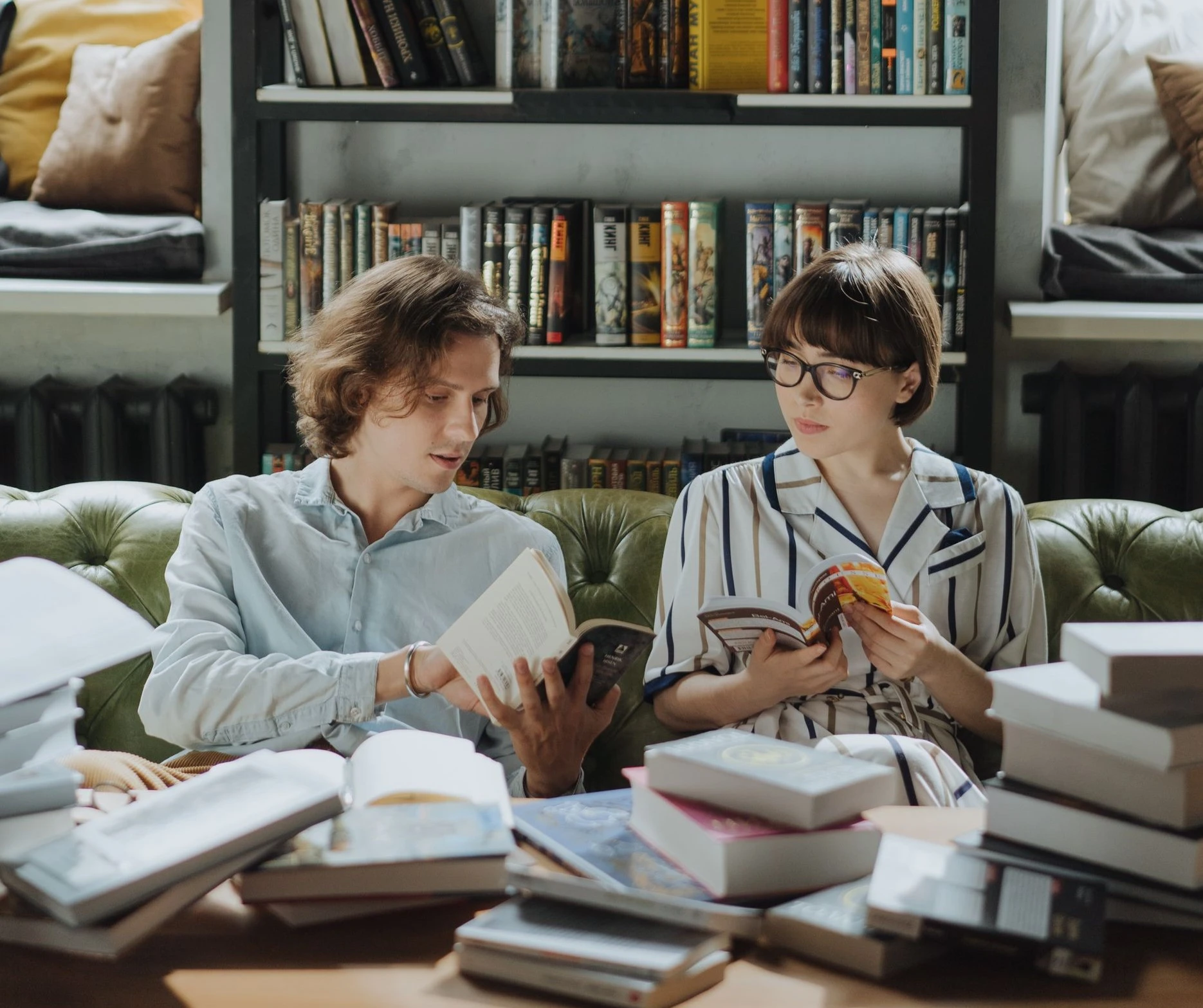 Twee lezers bespreken boeken in een bibliotheek en ontdekken samen nieuwe ideeën en perspectieven.