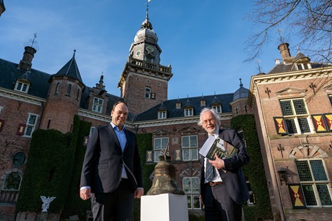 Overhandiging oude klok 1