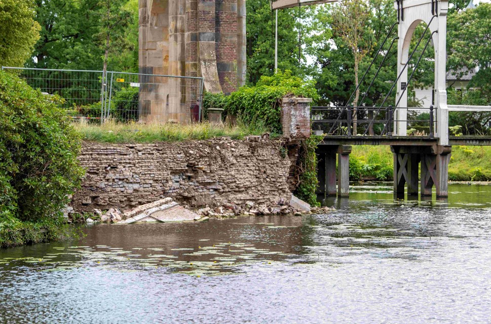 Kademuur vooraanzicht met brug klein