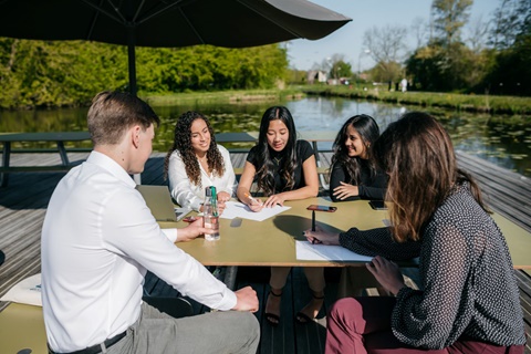 werken op terras mensa